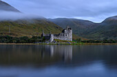 Kilchurn Castle zur Dämmerung, Schottland, Vereinigtes Königreich