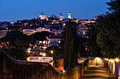 Stadtansicht von Rom bei Nacht, Latium, Italien