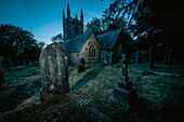 Alte Kirche und Friedhof, Grabsteine im Dunkel, Devon, England, Großbritannien