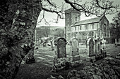 Kirche mit Friedhof von Kilmartin, Schottland, Großbritannien