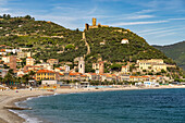 Strand und Stadtansicht von Noli, Riviera di Ponente, Ligurien, Italien, Europa \n
