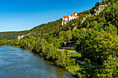 Die Burg Prunn und der Main-Donau-Kanal in Schloßprunn bei Riedenburg, Niederbayern, Bayern, Deutschland  