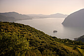 Ausblick von der Insel Monte Isola auf den Iseosee (Lago d'Iseo, auch Sebino) und die winzige Insel "Isola di San Paolo", Brescia und Bergamo, Oberitalienische Seen, Lombardei, Italien, Europa