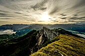 Blick vom Schafberg über die Gipfel des Salzkammerguts während des Sonnenaufgangs, Salzkammergut, Österreich