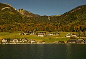 Alpenhäuser am Ufer des Wolfgangsees, im Hintergrund die Berge des Salzkammerguts, St. Wolfgang, Österreich