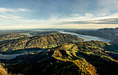 Blick am frühen Morgen vom Schafberg auf den Mondsee und die Berge des Salzburger Landes, Schafberg, Österreich