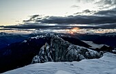 Sonnenaufgang über dem Schafberg und den Bergen des Salzkammerguts, Salzkammergut, Österreich