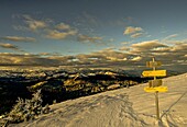 Winterstimmung am Schafberg, Blick über einen verschneiten Wanderweg auf die Berge des Salzkammerguts, Österreich