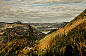 Blick vom Schafberg auf die Seen und Berge des Salzburger Landes im Herbst, Bundesland Salzburg, Österreich