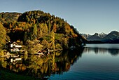 Herbststimmung am Wolfgangsee, Alpenhaus und Bootshäuser am Seeufer, im Hintergrund die Berge des Salzkammerguts, Weiler Brunnwinkl, St. Gilgen, Salzburger Land, Österreich