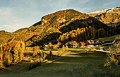 Herbstlandschaft mit Alpenhäusern und Alpenbergen bei St. Wolfgang, Salzkammergut, Österreich