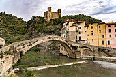 Die alte Nervia Brücke Ponte Vecchio di Dolceacqua und die Burg Castello dei Doria in Dolceacqua, Ligurien, Italien, Europa \n