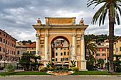 Triumphbogen auf der Piazza Vittorio Emanuele II in Finale Ligure, Riviera di Ponente, Ligurien, Italien, Europa \n