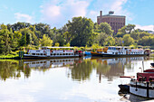 Alte Oder (Stara Odra) an der Szczytnicka Marina (Przystań Szczytnicka) mit Wasserturm auf dem Deich (MPWiK - Wieża Ciśnień) in Wrocław (Wroclaw, Breslau) in der Woiwodschaft Dolnośląskie in Polen