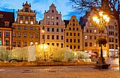 Westseite des Rynek mit Springbrunnen (Fontanna Zdrój) im Abendlicht in der Altstadt (Stare Miasto) von Wrocław (Wroclaw, Breslau) in der Woiwodschaft Dolnośląskie in Polen
