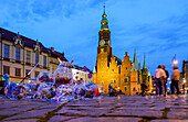Rynek und Altes Rathaus (Stary Ratusz) in der Altstadt (Stare Miasto) von Wrocław (Wroclaw, Breslau) im Abendlicht in der Woiwodschaft Dolnośląskie in Polen
