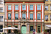 Westseite des Rynek mit Pan-Tadeusz-Museum (Muzeum Pana Tadeusza) in der Altstadt (Stare Miasto) von Wrocław (Wroclaw, Breslau) in der Woiwodschaft Dolnośląskie in Polen