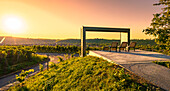 Sonnenuntergang am Weinkino in den Weinbergen der Weininsel beim Weinort Nordheim am Main an der Volkacher Mainschleife, Landkreis Kitzingen, Unterfanken, Franken, Bayern, Deutschland