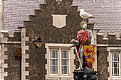 Statue of knight Llewelyn the Great with seagull in Lancaster Square in Conwy, Wales, Great Britain, Europe