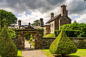 Herrenhaus und Park von Gwydir Castle in Llanrwst, Wales, Großbritannien, Europa  