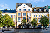 Marktplatz (Krakonošovo náměstí, Krakonosovo Namesti) mit Rübezahlbrunnen und Laubenhäuser mit Arkadengängen in Trutnov (Trautenau) in Ostböhmen in Tschechien