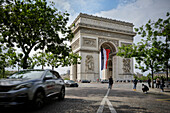 Menschen fotografieren sich vor dem Arc de Triomphe de l’Étoile, Paris, Île-de-France, Frankreich, Europa