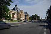 Kunstmuseum Petit Palais und Blick zum Hôtel des Invalides, Paris, Île-de-France, Frankreich, Europa
