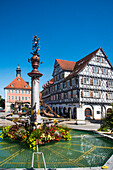 Marktbrunnen und Marktplatz mit Rathaus und der Denkmalgeschützten Palmschen Apotheke, Schorndorf, Baden Württemberg, Deutschland