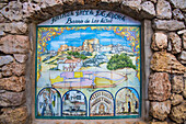 Maurisches Azulejo mit historischem Stadtbild, am Castillo, Ayora, Provinz Valencia, Spanien