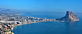 Blick vom Morro de Toix, auf den Fels Penon de Ifach und die dicht bebaute Küste, Calpe, Moraira, Costa Blanca, Provinz Alicante, Spanien