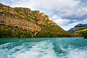 Bootstour auf einem Stausee des Flusses Jucar, in Berglandschaft mit Wasserkraftwerk, Provinz Valencia, Spanien