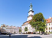 Rathausplatz (Rynek, Plac Ratuszowy) mit Rathaus (Ratusz) und Bürgerhäusern (Kamieniczky) in Jelenia Góra (Hirschberg) im Riesengebirge (Karkonosze) in der Woiwodschaft Dolnośląskie in Polen