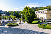 Kurpark mit Trinkhaus und Kursanatorium (Sanatorium Zameczek) in Kudowa-Zdrój (Kudowa Zdroj; Bad Kudowa) im Glatzer Bergland in der Woiwodschaft Dolnośląskie in Polen