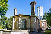 Schloss Erdmannsdorf (Pałac Mysłakowice, Palac Myslakowice) im Hirschberger Tal (Kotlina Jeleniogórska; Kotlina Jeleniogorska) im Riesengebirge (Karkonosze) in der Woiwodschaft Dolnośląskie in Polen