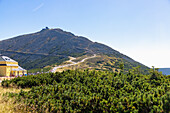 Wanderwege zur Schneekoppe (Śnieżka; Sniezka) und Rastplatz am Schlesierhaus (Dom Śląski; Dom Slaski) im Nationalpark Riesengebirge (Karkonoski Park Narodowy) in der Woiwodschaft Dolnośląskie in Polen