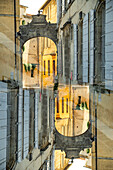 Grafische Doppelbelichtung eines gewölbten Tores in der mittelalterlichen Stadt Arles, Frankreich.