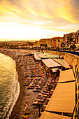 Blick auf den öffentlichen Strand von Castel und das Mittelmeer in Nizza, Frankreich