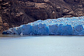 Chile; Südchile; Region Magallanes; Gebirge der südlichen Cordillera Patagonica; Nationalpark Torres del Paine; Lago Grey; Ende des östlichen Teils des Gletscher; blau leuchtende Eisformation