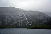 Chile; Südchile; Region Magallanes; Gebirge der südlichen Cordillera Patagonica; auf der Navimag Fähre durch die patagonischen Fjorde; Kanal Concepcion; tief hängende Regenwolken; Regen