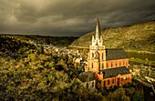 Herbststimmung am Rhein, Blick auf Oberwesel und die Liebfrauenkirche, Oberes Mittelrheintal, Rheinland-Pfalz, Deutschland