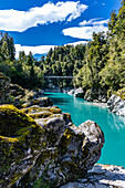 Türkisfarbenes Wasser fließt durch die Hokitika Gorge inmitten üppiger Vegetation und Felsformationen, Südinsel von Neuseeland