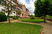 Schlossgarten am Kellereischloss oder auch Rotes Schloss genannt in der Weinstadt Hammelburg, Landkreis Bad Kissingen, Unterfranken, Franken, Bayern, Deutschland