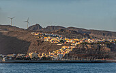 San Cristobal im warmen Abendlicht vom Meer aus gesehen, La Gomera, Kanarische Inseln, Spanien