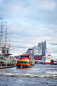 Blick auf eine Elbfähre im Hamburger Hafen, Elbphilharmonie im Hintergrund, Hafen, Landungsbrücken, Hamburg, Deutschland