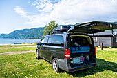 Camper auf dem Campingplatz in Tretten am Fluss Laagen, Gudbrandsdalen, Provinz Innlandet, Norwegen