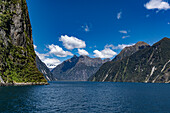 Blick auf den Milford Sound während einer Bootsfahrt zum Meer, Südinsel Neuseeland