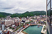 Blick vom Hochhaus auf den Stadtteil Mojiku, Stadt Kitakyushu, Präfektur Fukuoka, Japan