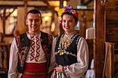 Traditionelle bulgarische Folklore wird im Restaurant für Gäste von Flusskreuzfahrtschiff Bolero (Nicko Cruises) auf der Donau aufgeführt, Ruse, Bulgarien, Europa