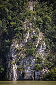 Die römische Gedenktafel „Tabula Traiana“ auf der serbischen Seite der Eisernen Torschlucht der Donau, Drobeta Turnu-Severin, Mehedinți, Rumänien, Europa