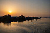 Donau bei Sonnenaufgang, in der Nähe von Bratislava, Bratislava, Slowakei, Europa